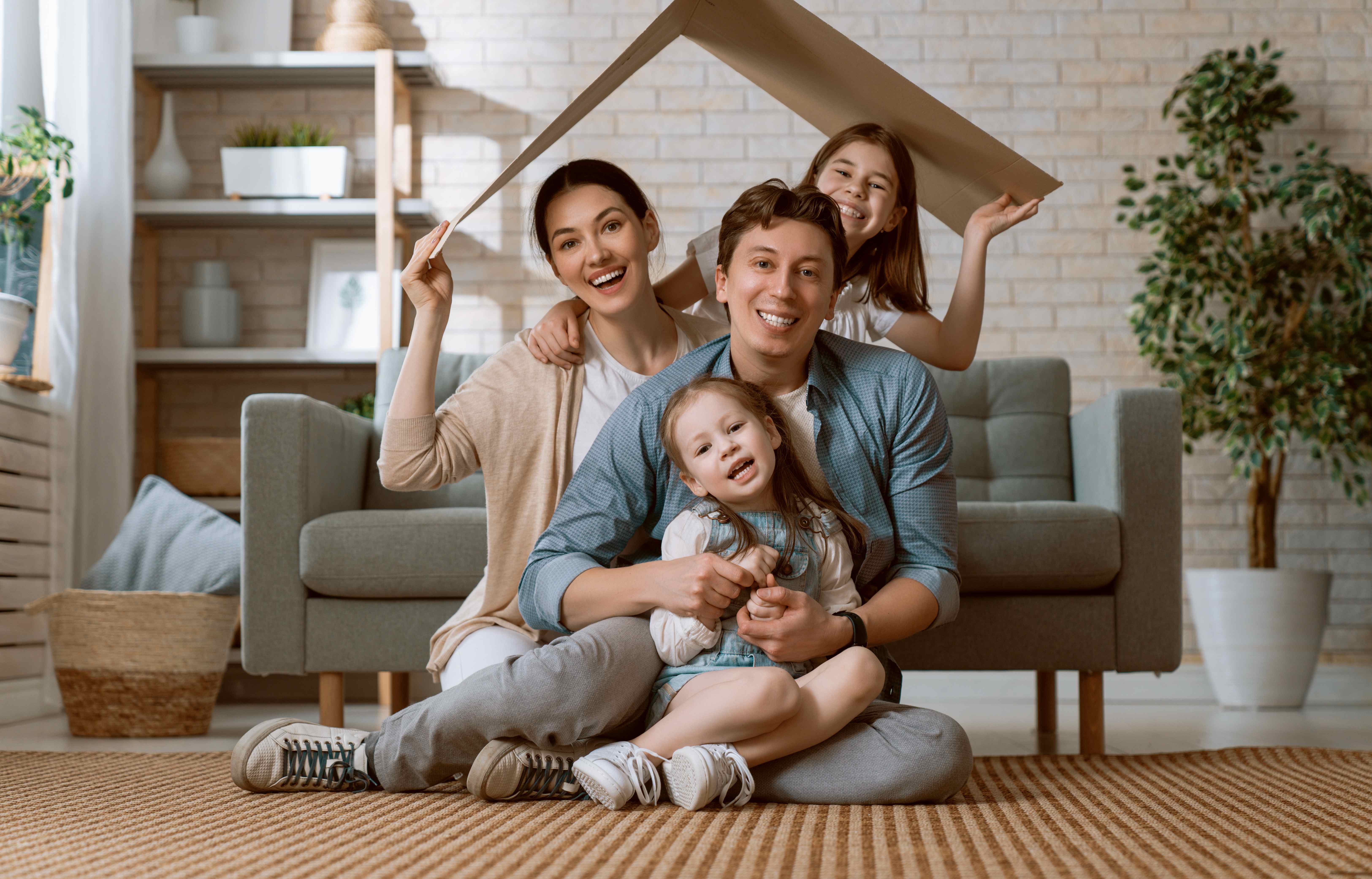 Семейная ипотека можно без детей. Молодая семья. Семья, дом. Семья ипотека. Семья в новой квартире.